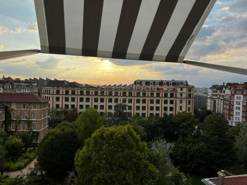 - une vue sur un grand bâtiment d'une ville dans l'établissement Appartement Paris 16eme, à Paris