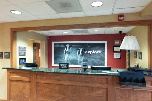 una sala de espera con una gran pantalla en la pared en Hampton Inn & Suites-Austin Airport en Austin