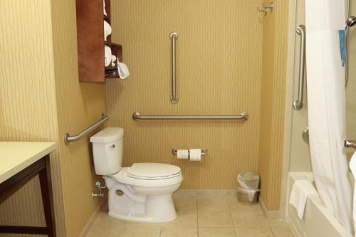 y baño con aseo blanco y ducha. en Hampton Inn Austin Oak Hill, en Austin