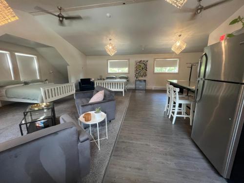een woonkamer met een koelkast en een keuken bij Fieldstone Guesthouse in Clearwater