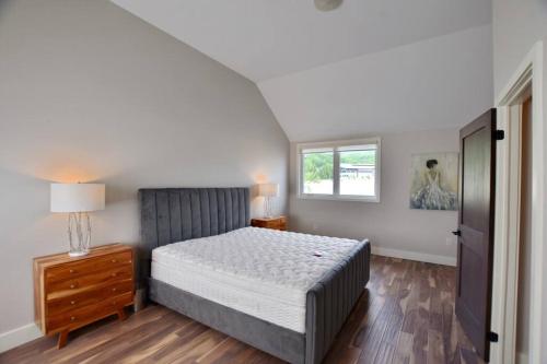 ブルー・マウンテンズにあるQuaint Mountainside Splendorのベッドルーム(ベッド1台、窓付)