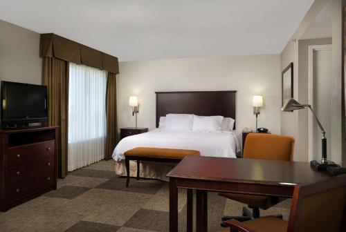 een hotelkamer met een bed en een bureau bij Hampton Inn & Suites Altus in Altus