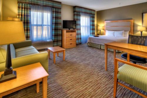 a hotel room with a bed and a desk at Hampton Inn & Suites Kalamazoo-Oshtemo in Oshtemo
