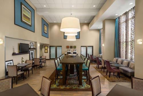 TV a/nebo společenská místnost v ubytování Hampton Inn & Suites Bluffton-Sun City