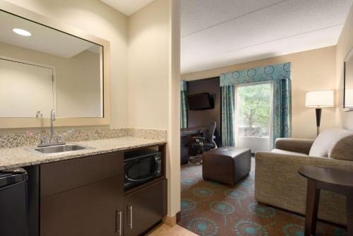 Habitación de hotel con cocina y sala de estar. en Hampton Inn & Suites Bluffton-Sun City, en Bluffton