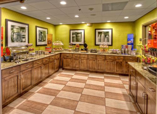 Η κουζίνα ή μικρή κουζίνα στο Hampton Inn Beaufort