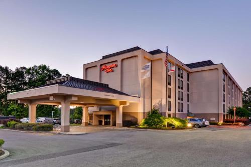 a rendering of a hotel with a parking lot at Hampton Inn Birmingham/Mountain Brook in Birmingham