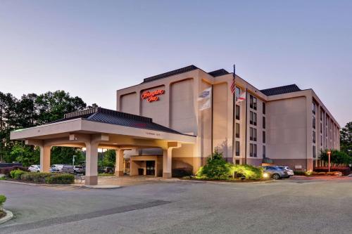 a hotel with a parking lot in front of it at Hampton Inn Birmingham/Mountain Brook in Birmingham