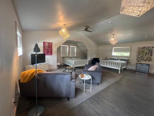 een woonkamer met 2 banken en een tv bij Fieldstone Guesthouse in Clearwater