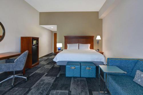 Giường trong phòng chung tại Hampton Inn & Suites Birmingham-Hoover-Galleria