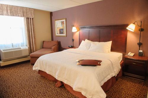 Habitación de hotel con cama y silla en Hampton Inn & Suites Brookings, en Brookings