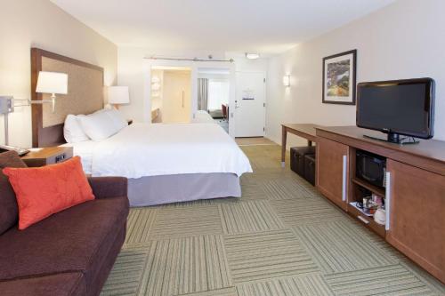 Телевизор и/или развлекательный центр в Hampton Inn Bremen