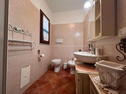 bagno con lavandino e servizi igienici di S'Ercole a Posada