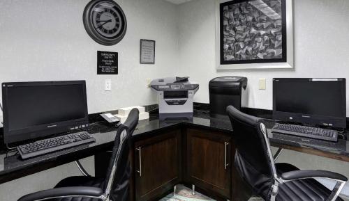 a waiting room with two computer monitors on a desk at Hampton Inn Nashville-I-24 Hickory Hollow in Antioch