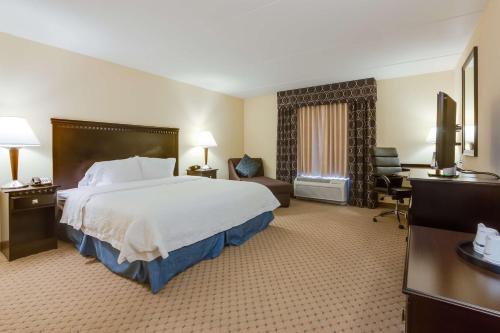 una camera d'albergo con un grande letto e una TV di Hampton Inn & Suites Mount Juliet a Mount Juliet