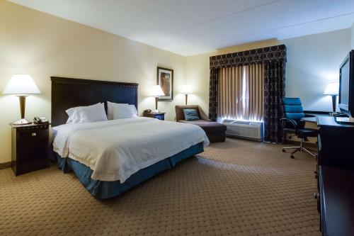 een grote hotelkamer met een bed en een bureau bij Hampton Inn & Suites Mount Juliet in Mount Juliet