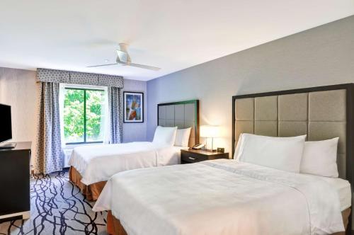 Habitación de hotel con 2 camas y ventana en Homewood Suites by Hilton Boston Cambridge-Arlington, MA en Arlington