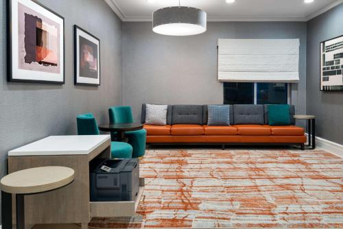 Ruang duduk di Homewood Suites by Hilton Boston/Canton, MA