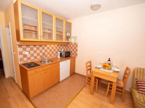 Gambar di galeri bagi BENCUN apartmani di Makarska