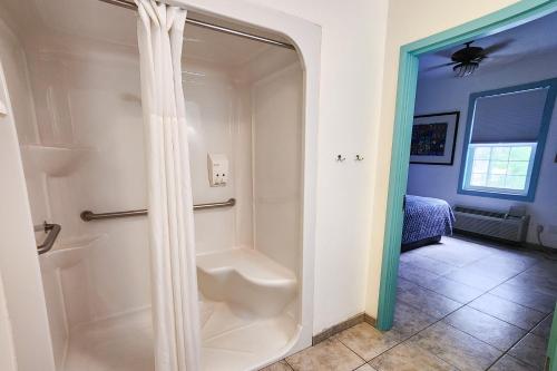 ein Bad mit Dusche und WC in der Unterkunft Ivey House Everglades Adventures Hotel in Everglades City
