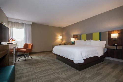 Pisgah Forest的住宿－布里瓦德漢普頓酒店，酒店客房设有一张大床和一张书桌。