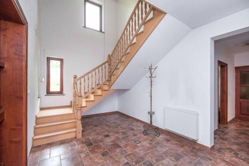 Una escalera en una casa con suelo de baldosa en Brenna-Dom z Basenem, Sauną i Jacuzzi, en Brenna