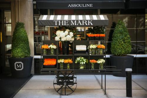 un mercato dei fiori di fronte a un negozio di The Mark New York a New York