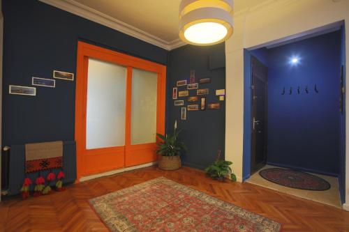 - un couloir avec une porte et un tapis dans la chambre dans l'établissement Huzurlu ve merkezi, à Istanbul