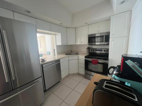 Dapur atau dapur kecil di Entire Beach Front Condo w/ pool Amazing view 4pax