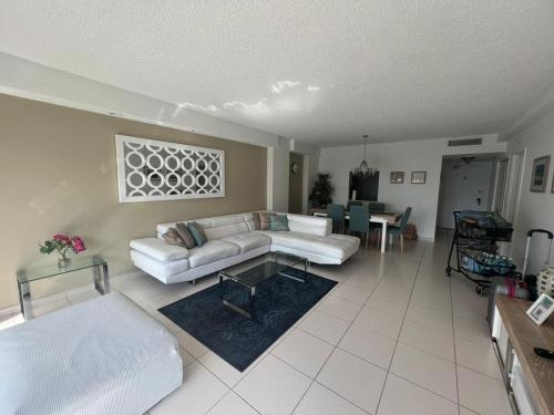 un soggiorno con divano e tavolo di Entire Beach Front Condo w/ pool Amazing view 4pax a Miami Beach