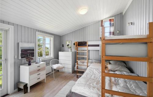 Bjerregårdにある2 Bedroom Pet Friendly Home In Hvide Sandeのベッドルーム1室(二段ベッド、デスク付)