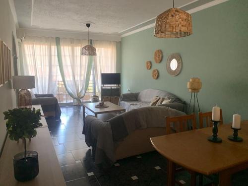 uma sala de estar com um sofá e uma mesa em Argostoli Apartment em Argostoli