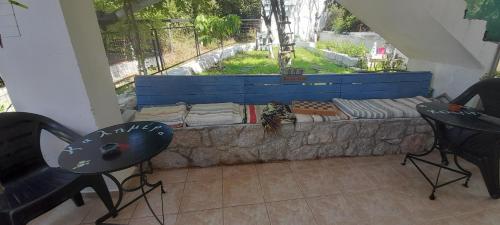 a room with a couch and chairs and a window at Το σπίτι της Ελένης in Vlakhiá