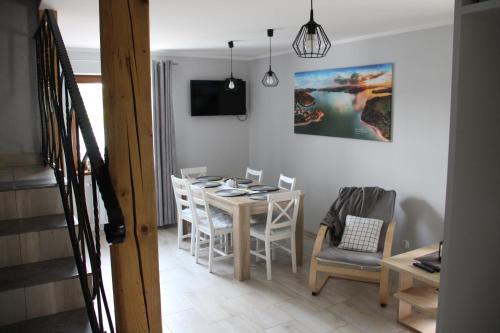 a dining room with a table and chairs at Apartament Karpetówka in Kluszkowce