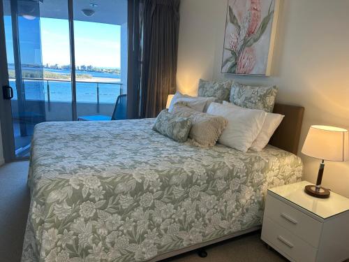 1 dormitorio con 1 cama y vistas al océano en Exclusive Apartment with Ocean Views en Caloundra