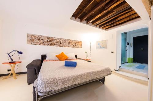 A bed or beds in a room at Loft La Città Vecchia