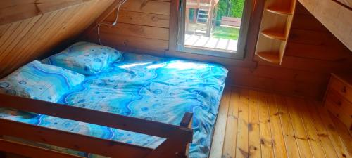 ジブヌベクにあるDomki Lagunaの窓付きの客室の小さなベッド1台分です。