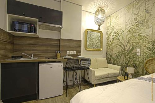 a room with a kitchen and a bed at CosyRouen Bali Jacuzzi & Hamman in Rouen