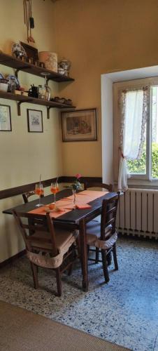 una sala da pranzo con un tavolo e due sedie di La Casa del Nonno - Tiny House a Reggello