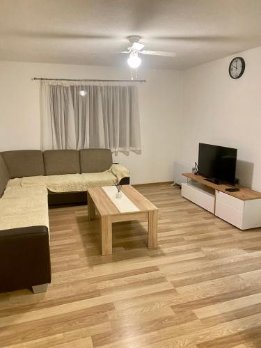een woonkamer met een bank en een salontafel bij Stone House in Posušje