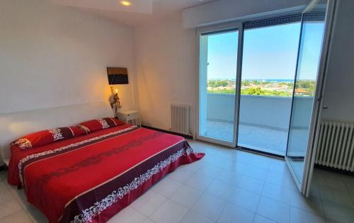 A bed or beds in a room at Villetta Panoramica con Giardino a Riccione