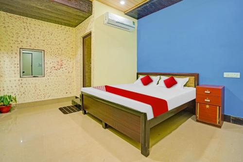 a bedroom with a large bed with red pillows at OYO Flagship 81098 Hotel Uniq in Bhilai