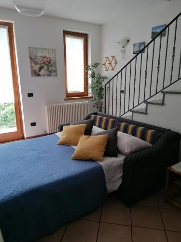 a bedroom with a bed with blue sheets and pillows at CASA DELLA VALLE in Colico