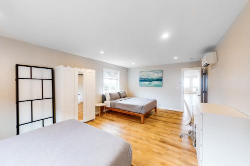 una camera con letto e divano di Cape Cod Cottages - Unit 10 a Waldport