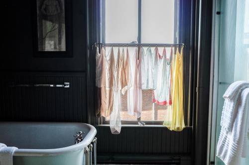 Baño con ventana con ropa colgada. en The Waldoboro Inn Room 3, en Waldoboro