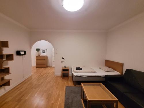 sala de estar con cama y sofá en Home Inn BG11 en Estocolmo