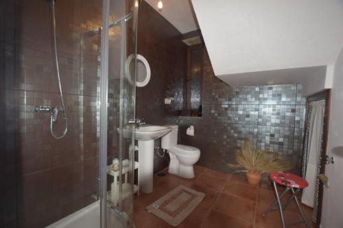 La salle de bains est pourvue d'une douche, d'un lavabo et de toilettes. dans l'établissement Casa Pontenova, à Cee