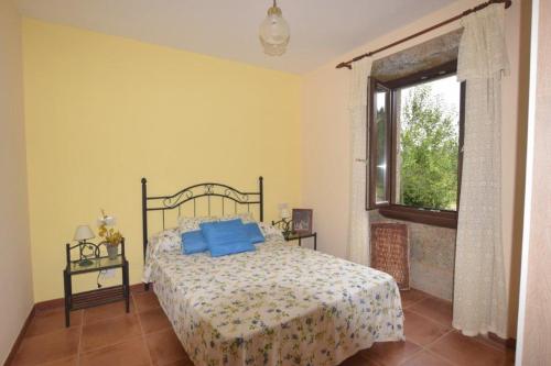 - une chambre avec un lit et une fenêtre dans l'établissement Casa Pontenova, à Cee