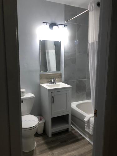 Un baño de Bavarian Orchard Motel