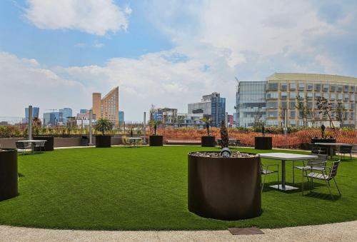 um parque com uma mesa e cadeiras num campo verde em Casa Miyana by Kukun em Cidade do México